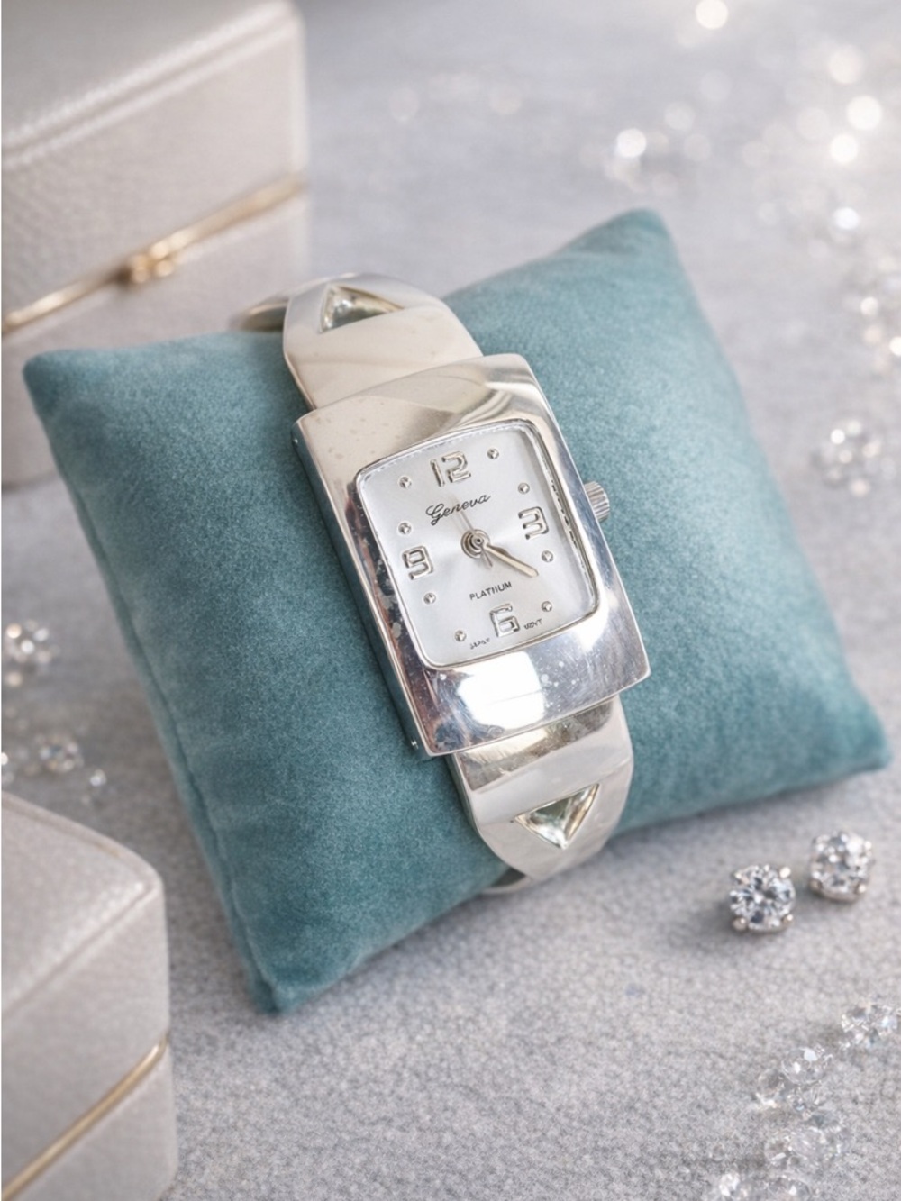 Vintage Geneva Platinum-Style Cuff Watch – Model 7046 LC – Japan Movement